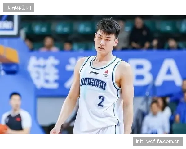 王睿泽的投篮数据显示其已成长为青岛队最稳定的外线炮台,为杨瀚森拉开了内线空间。 王睿泽的投篮数据显示其已成长为青岛队最稳定的外线炮台,为杨瀚森拉开了内线空间。